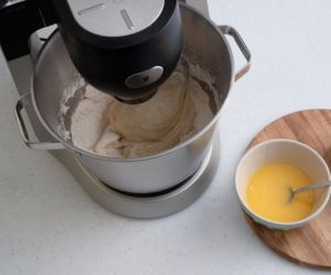 zagniatane ciasto drożdżowe, na desce drewnianej roztopione masło Kerrygold