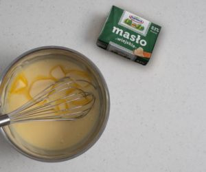 W garnku ugotowany budyń i kawałki masła.