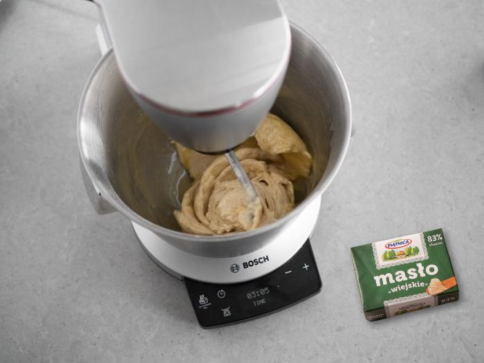 W misie zagniatanie ciasta drożdżowego.