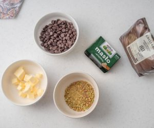 w miseczkach czekolada, pistacje i masło