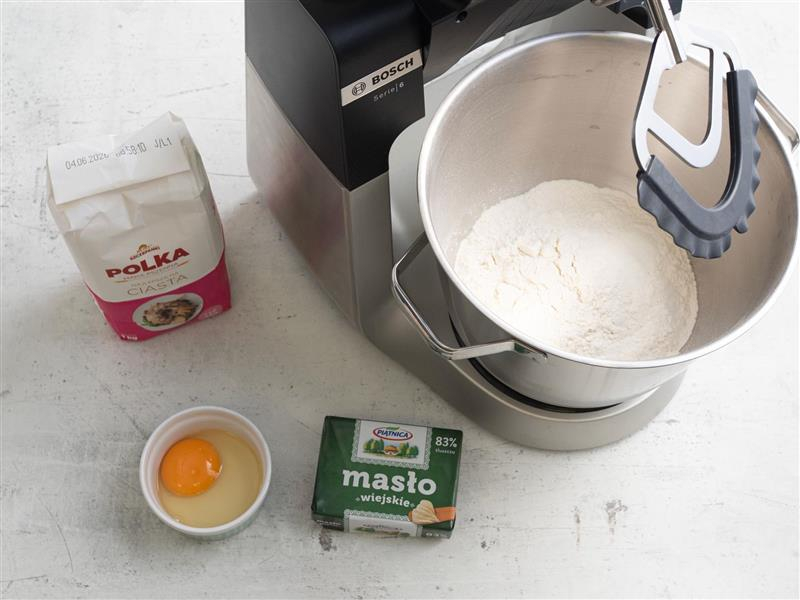 na blacie kuchennym składniki na kruche ciasto na tartę