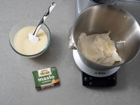 utarte masło, obok miska z budyniem