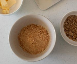 w miseczkach składniki na herbatnikowy spód