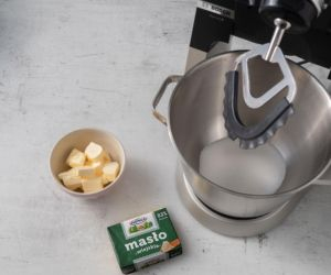 masło w miseczce do spodu do ciasta z borówkami