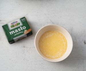 w miseczce rozpuszczone masło