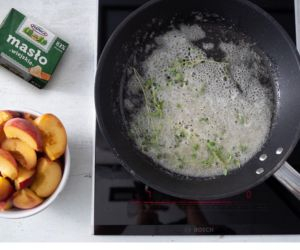 patelnia z rozpuszczonym masłem i świeżym tymiankiem