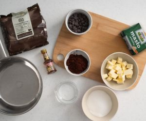 Na blacie kuchennym przygotowane składniki do masy czekoladowej.