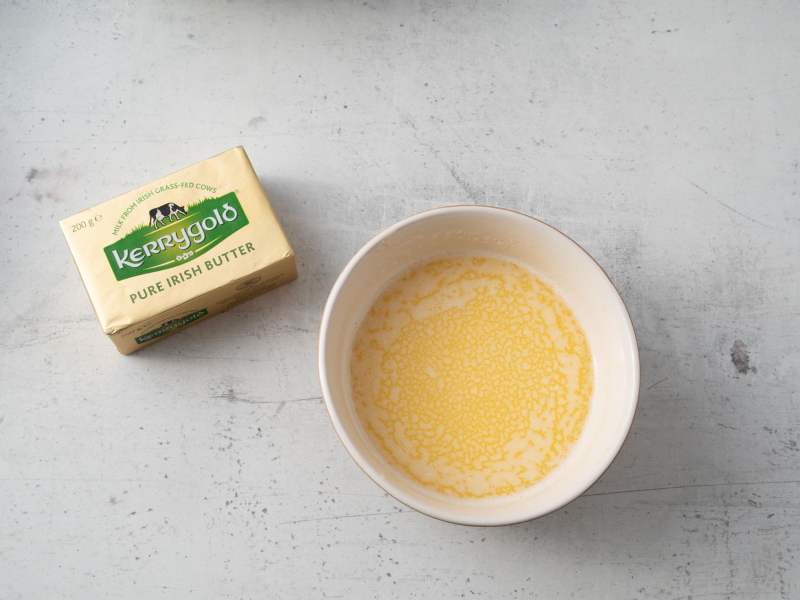 rozpuszczone masło w miseczce