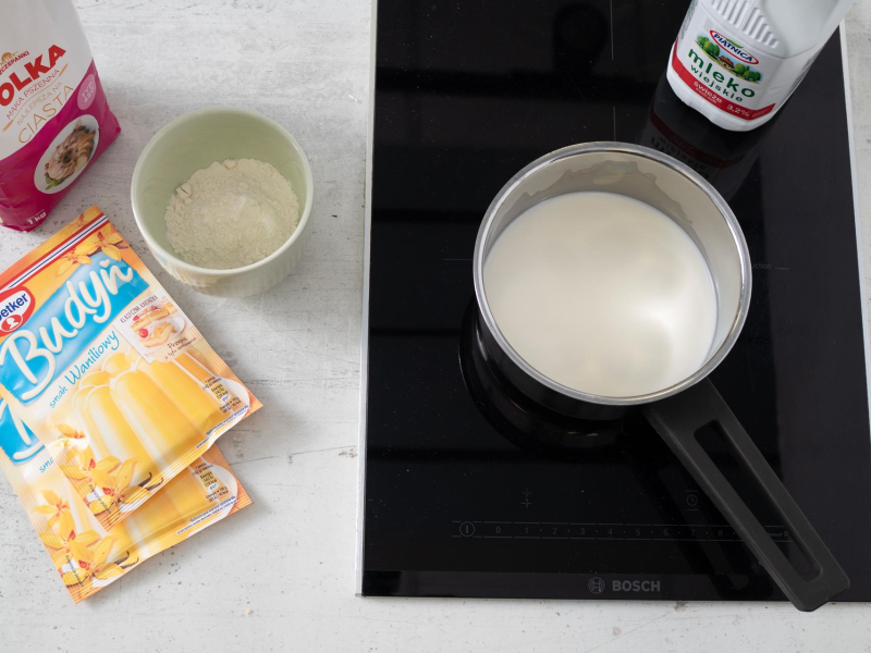 na blacie kuchennym przygotowywany budyń do kremu budyniowego