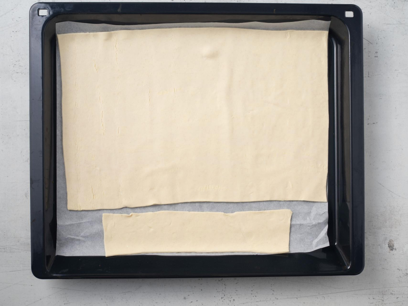 na blaszce z wyposażenia piekarnika wyłożone ciasto francuskie