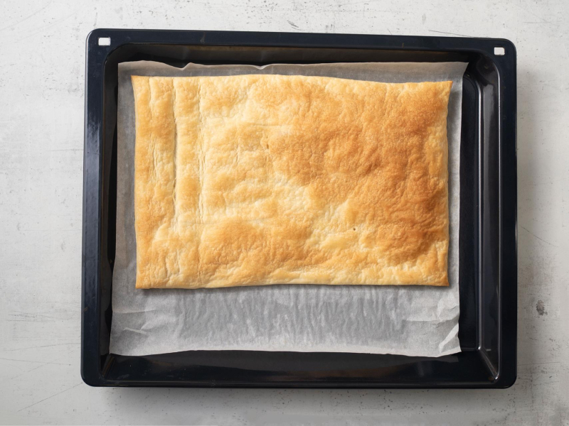 na blaszce upieczony arkusz ciasta francuskiego