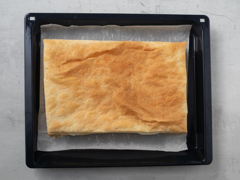 na blaszce z wyposażenia piekarnika ciasto kremówka