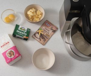 w miseczkach składniki na kruche ciasto do mazurka