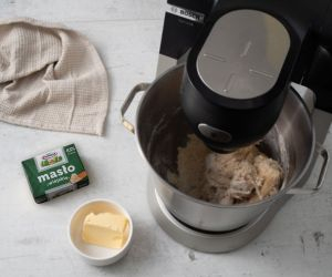 w miseczce miękkie masło do pączków dubajskich