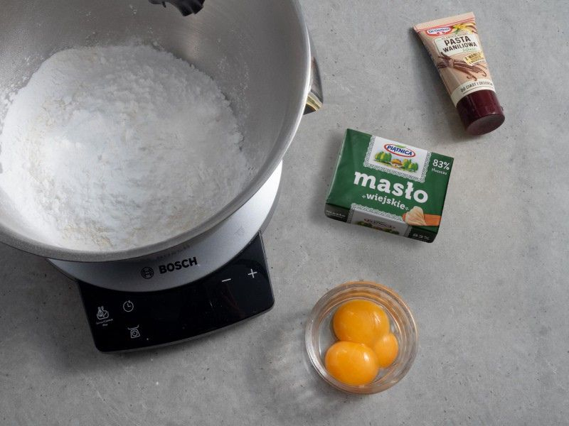 na blacie masło i pozostałe składniki na kruchy spód do ciasta