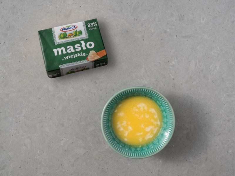 w miseczce rozpuszczone masło
