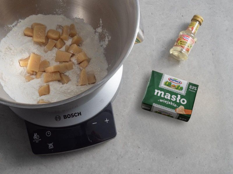 W misie robota kuchennego składniki na ciasteczka marcepanowe. Obok ekstrakt migdałowy i masło