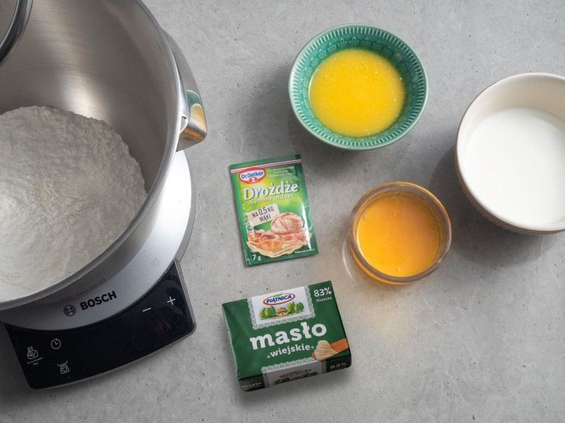 w misie suche składniki na drożdżowe ciasto na makowiec, miseczki z masą jajeczną i rozpuszczonym masłem