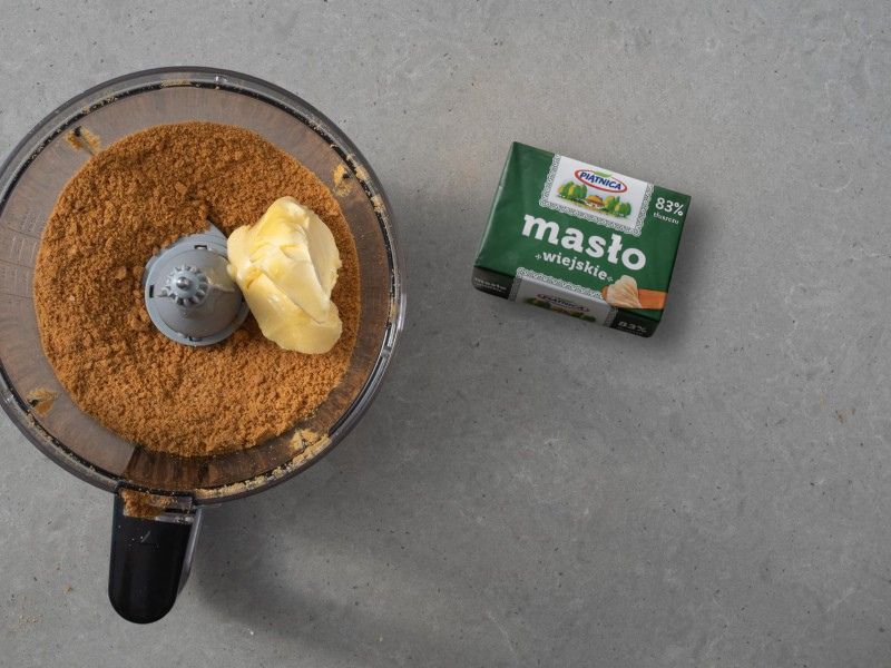 pokruszone ciasteczka z miękkim masłem