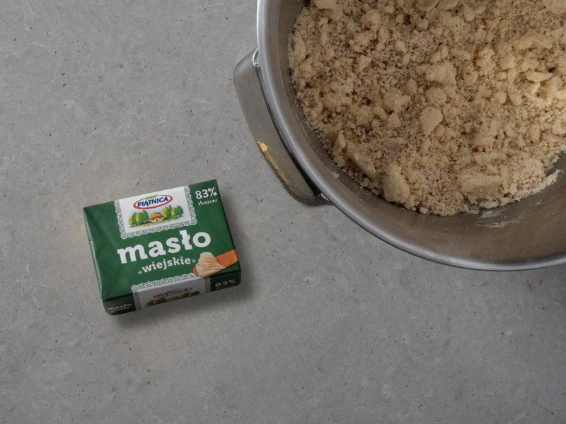 kruszonka w metalowej misie obok masło