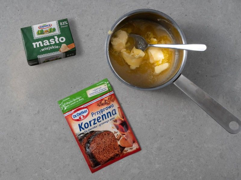 W garnku miód. Obok masło oraz przyprawa korzenna Dr. Oetkera.