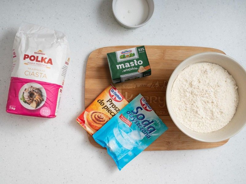 na drewnianej desce składniki na ciasto miodowe