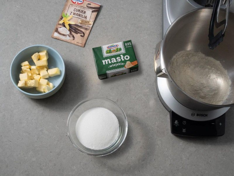 W misie miksera mąka pszenna, cukier, opakowanie masła