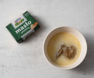 w miseczce rozpuszczone masło z pastą pistacjową