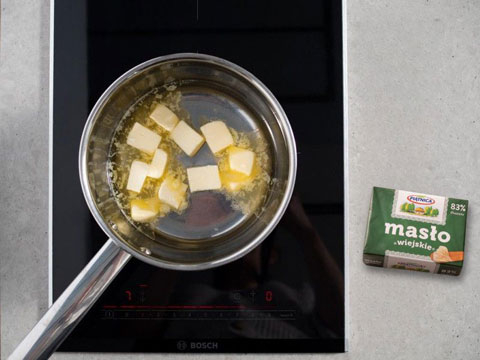 masło, woda i sól na ciasto parzone w rondlu na palniku kuchenki,