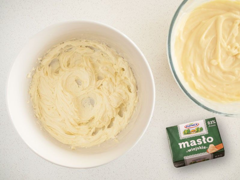 masło utarte na puszystą masę i ugotowany budyń w miseczkach