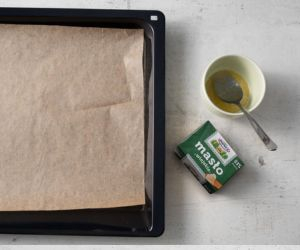 rozpuszczone masło i wyłożona papierem forma na roladę