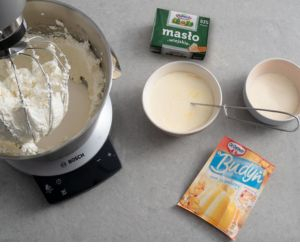 Na blacie składniki na sernik bez jajek.