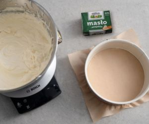 w misie robota masa sernikowa na sernik bez jajek, obok wyłożona papierem tortownica