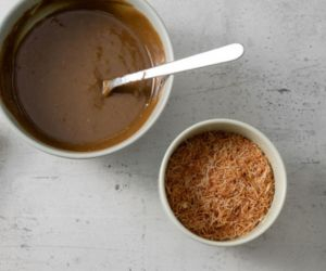 w miseczce masa pistacjowa obok uprażone ciasto kataifi