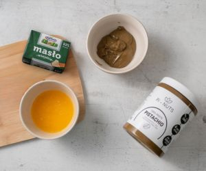 w miseczce rozpuszczone masło i pasta pistacjowa
