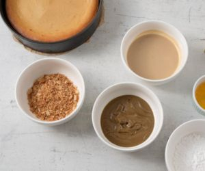 w miseczkach składniki na krem pistacjowy z ciastem kataifi