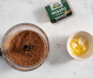 Na blacie kuchennym masło, ciasteczka korzenne