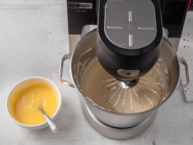 w miseczce rozpuszczone masło obok robota kuchennego bosch