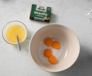 suche składniki na kruche ciasto i kostka masła