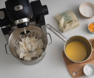 Na blacie kuchennym składniki do przygotowania sernika z jagodami.