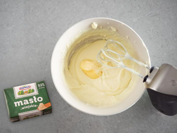 w misce zmiksowany budyń dr.Oetkera z kawałkiem masła, obok miseczka z miękkim masłem