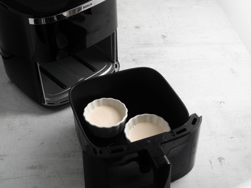 Serniczki z serka wiejskiego z airfryer przed pieczeniem.