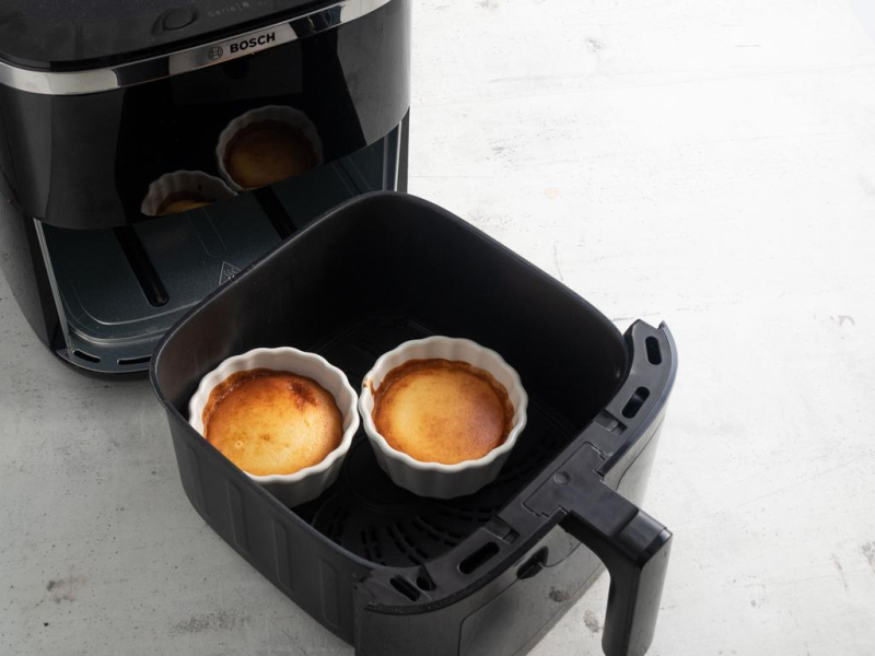 Upieczone w airfryer serniczki z serka wiejskiego.