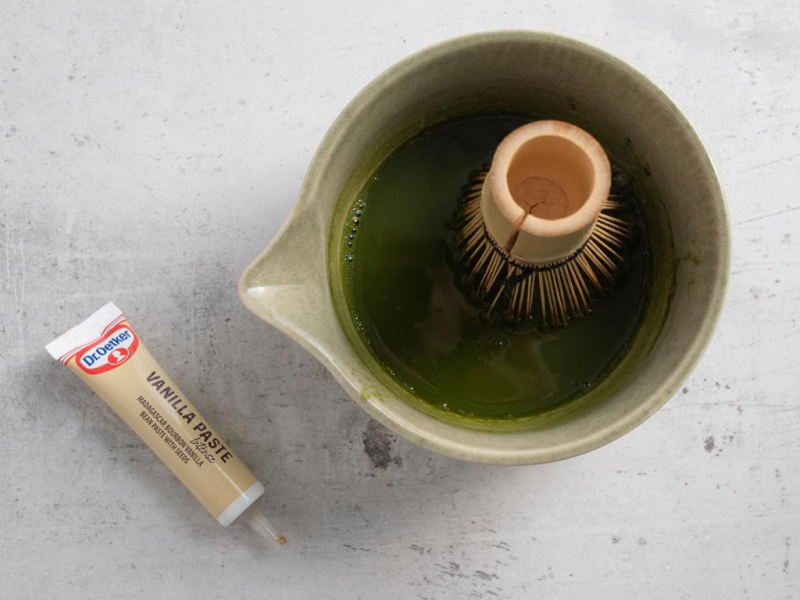 Herbata matcha rozrobiona. Obok pasta z wanilii.