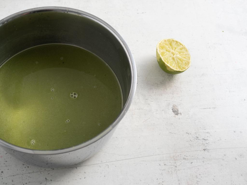 W garnku matcha a obok limonka.