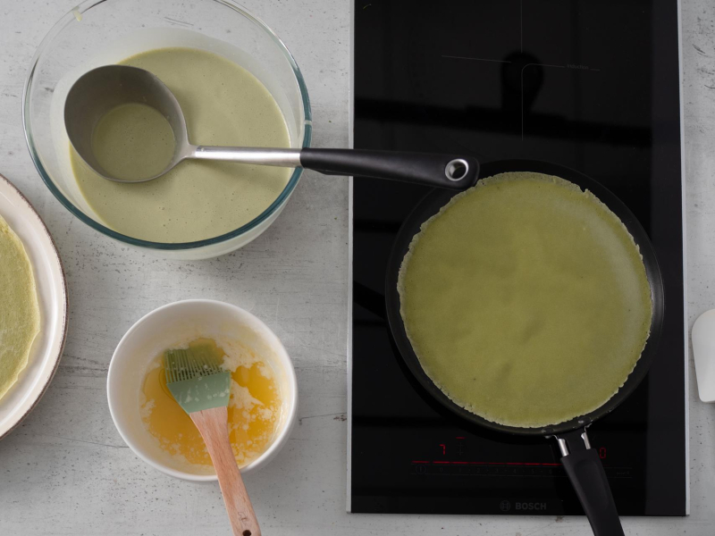 smażone na patelni naleśniki matcha