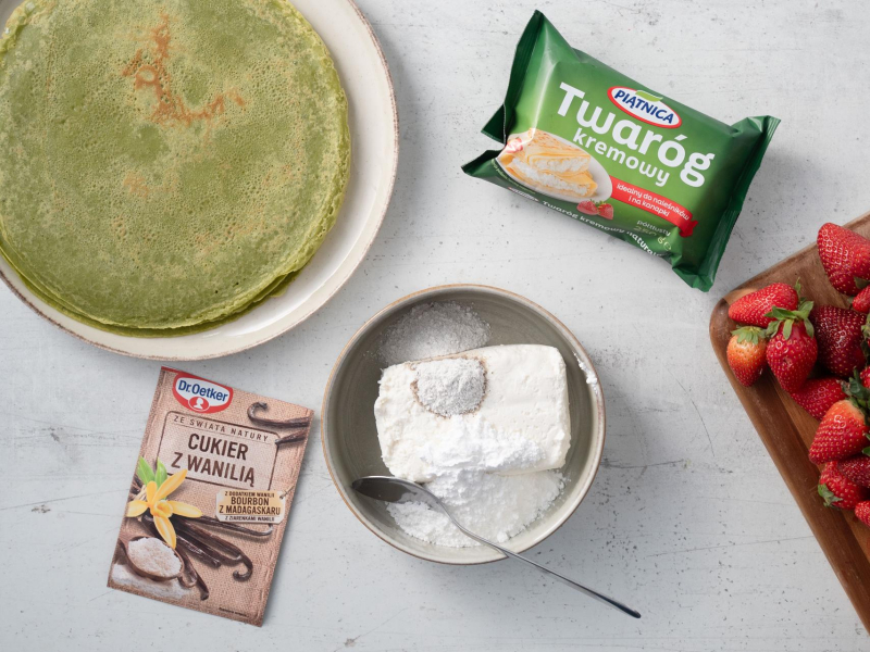 w miseczce twarożek kremowy do naleśników matcha i świeże truskawki