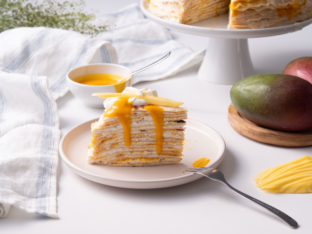 tort naleśnikowy przełożony twarożkiem i sosem mango
