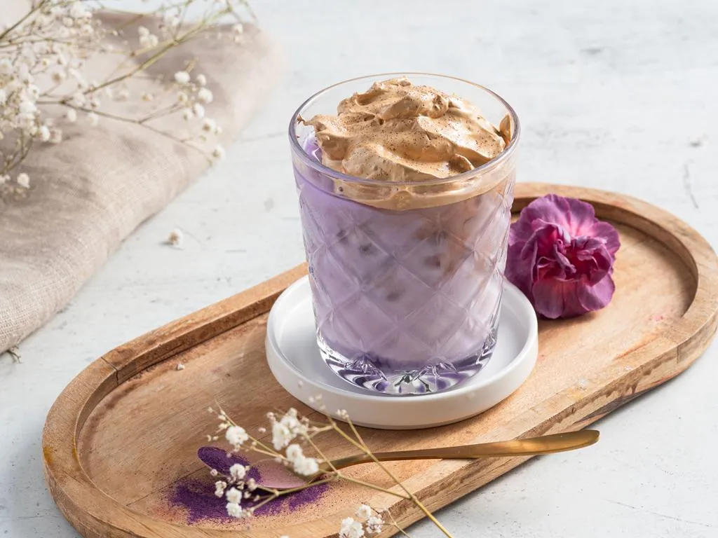 Ube dalgona coffe czyli ube z ubitą kawą - przepis Wszystkiego Słodkiego