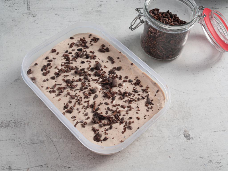 Masa na lody proteinowe z serka wiejskiego w plastikowym pojemniku,.